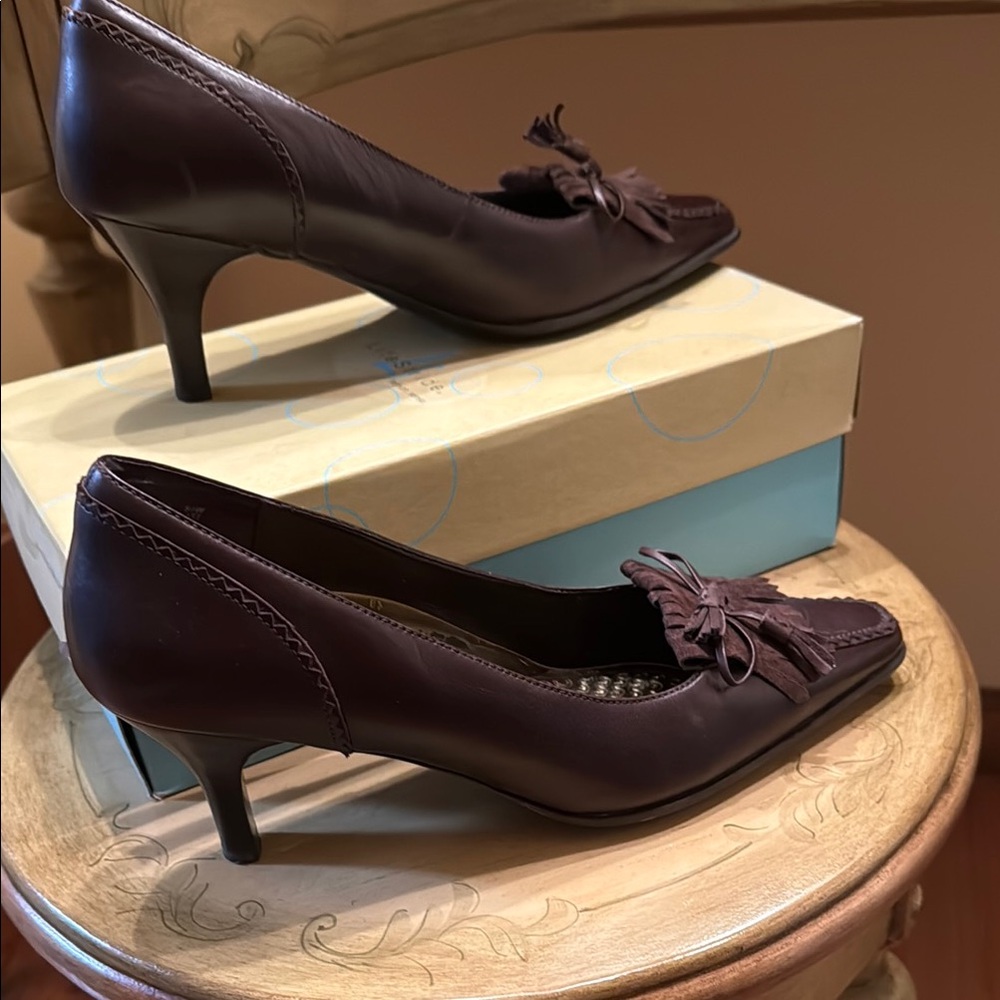 Life Stride Spree-Tan/Black Zhen Heels with Elegant Bow size 8.5 M